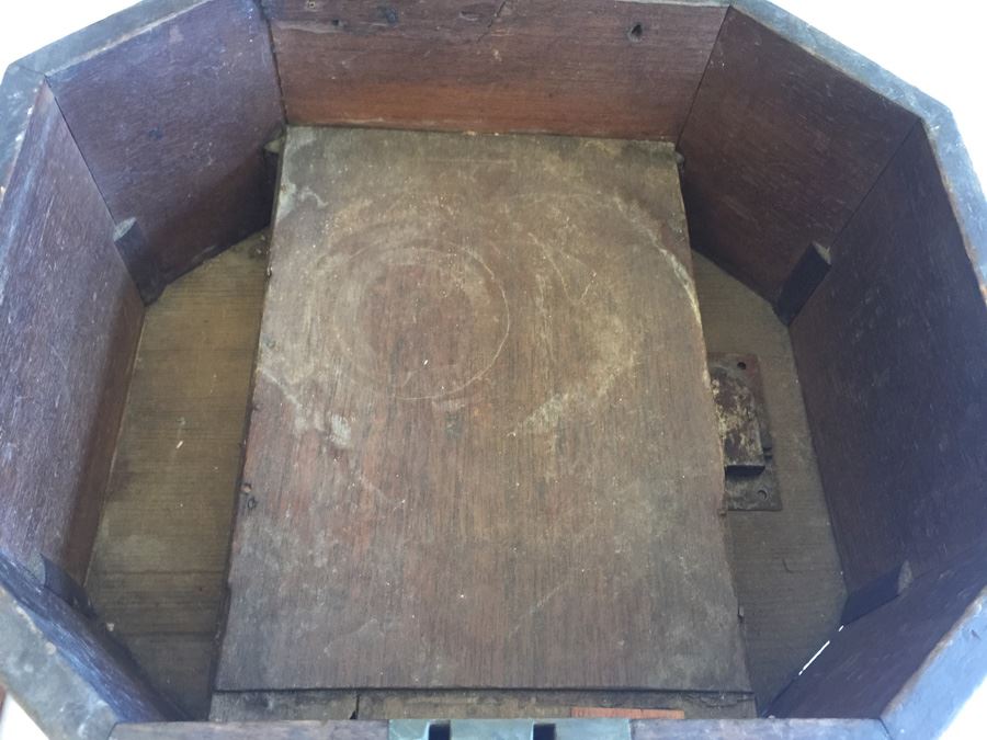 Antique Footed Box [Photo 3]