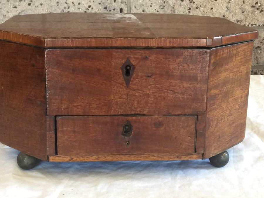 Antique Footed Box [Photo 1]