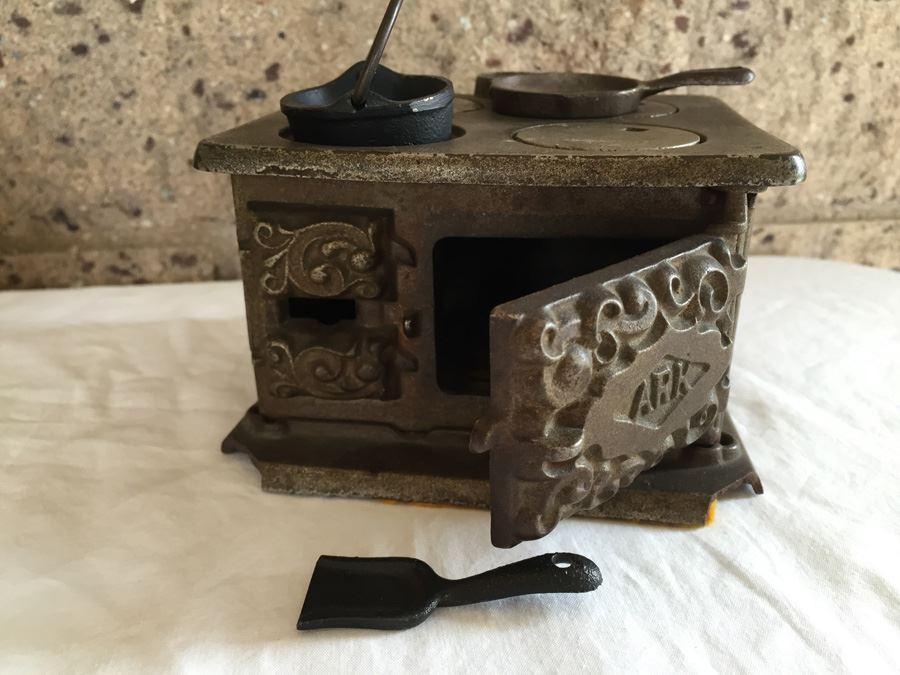 Huge Collection Of Miniature Doll House Furniture Over 100 Pieces [Photo 49]