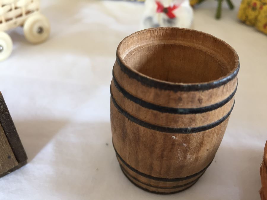 Huge Collection Of Miniature Doll House Furniture Over 100 Pieces [Photo 38]