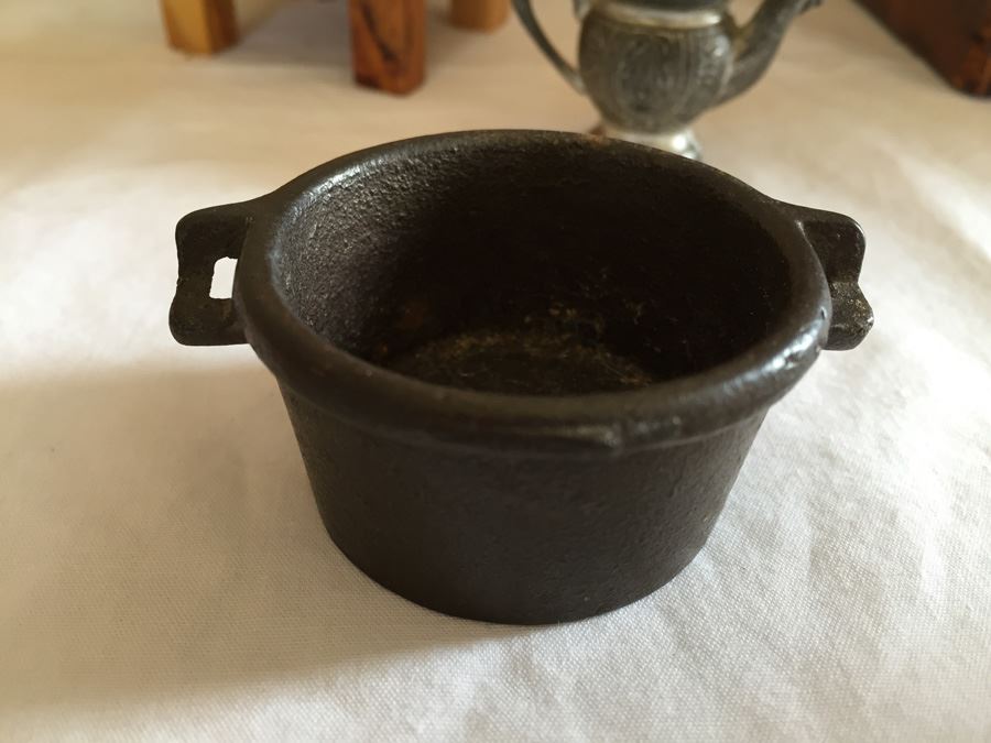 Huge Collection Of Miniature Doll House Furniture Over 100 Pieces [Photo 26]