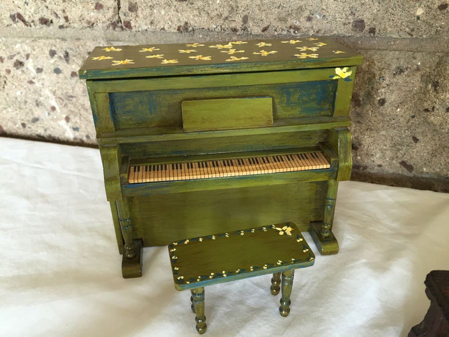 Huge Collection Of Miniature Doll House Furniture Over 100 Pieces [Photo 11]