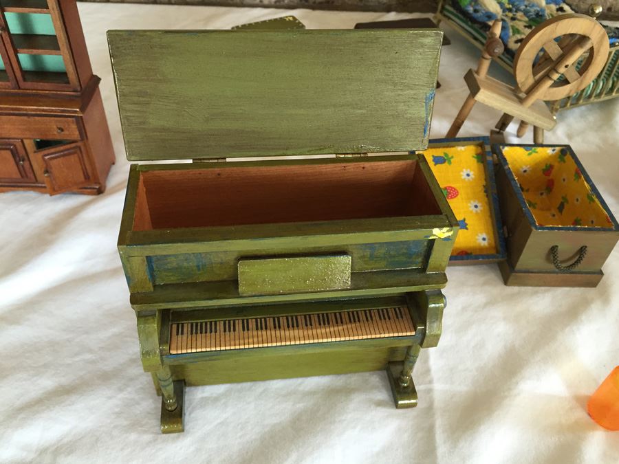 Huge Collection Of Miniature Doll House Furniture Over 100 Pieces [Photo 14]