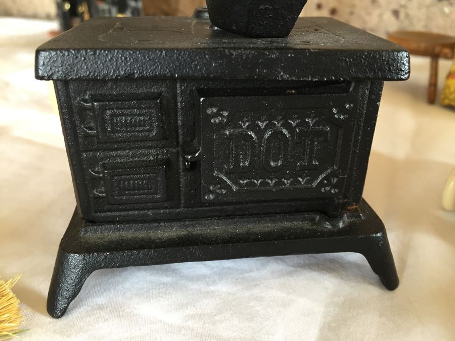 Huge Collection Of Miniature Doll House Furniture Over 100 Pieces [Photo 32]