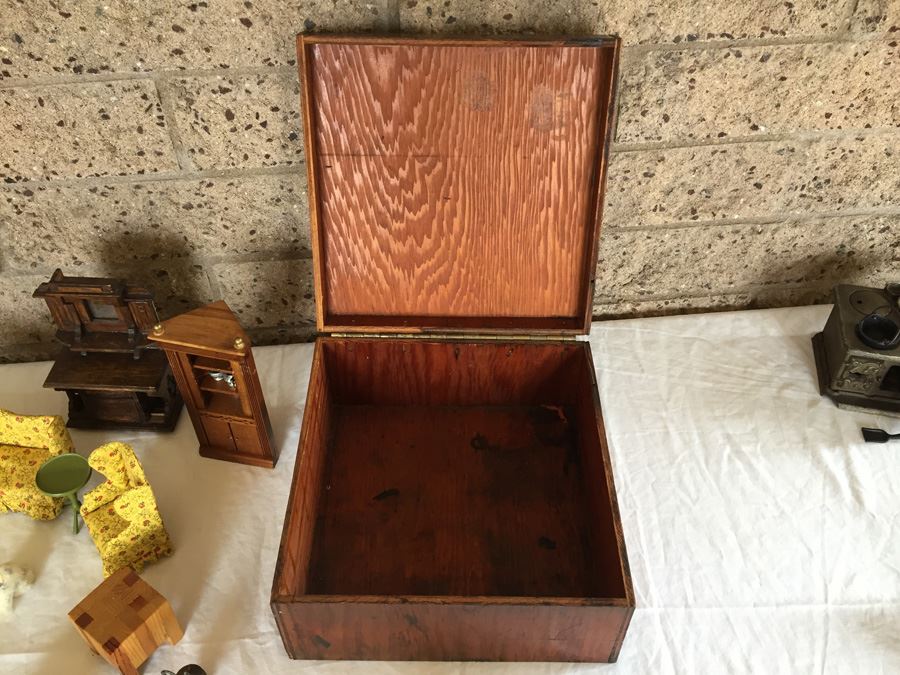 Huge Collection Of Miniature Doll House Furniture Over 100 Pieces [Photo 46]