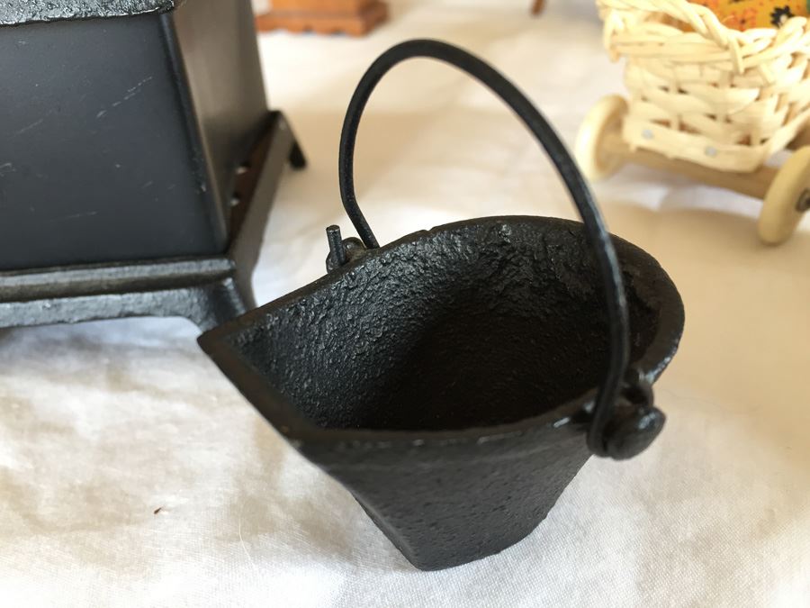 Huge Collection Of Miniature Doll House Furniture Over 100 Pieces [Photo 31]