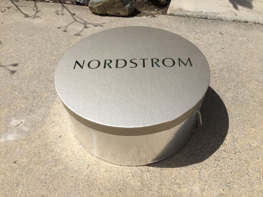 JUST ADDED - Russian White Mink Hat In Box [Photo 4]