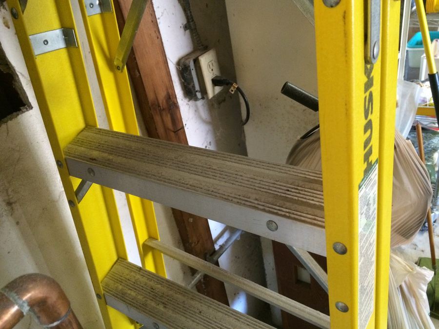 Husky 8' Fiberglass Ladder [Photo 4]