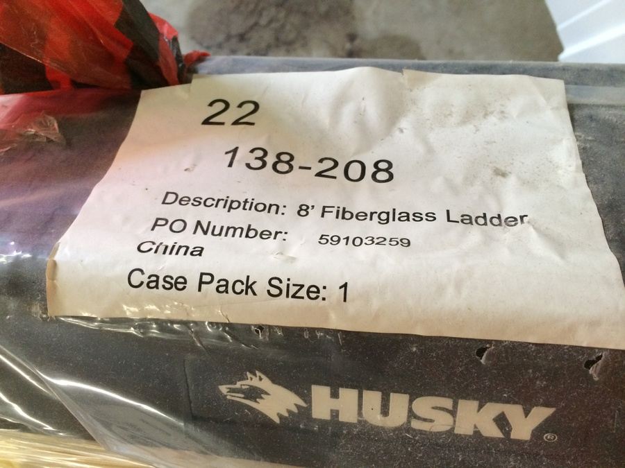 Husky 8' Fiberglass Ladder [Photo 5]