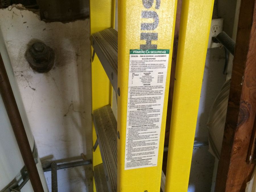 Husky 8' Fiberglass Ladder [Photo 3]