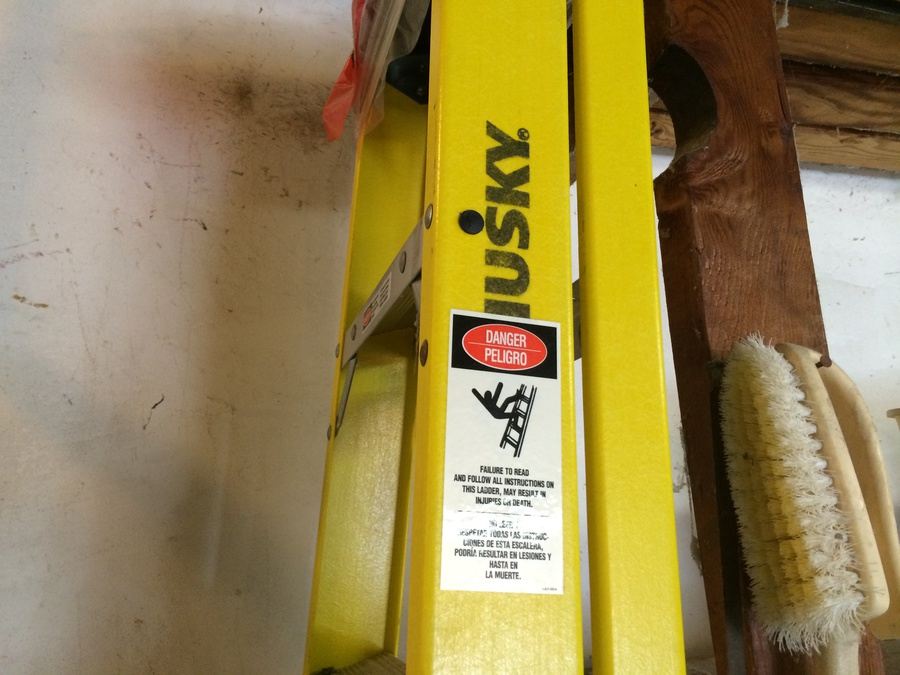 Husky 8' Fiberglass Ladder [Photo 2]