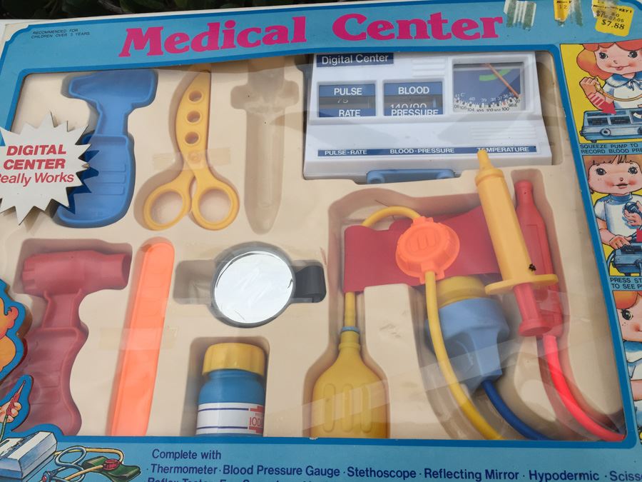 Vintage Kid's Doctors Medical Play Sets [Photo 11]