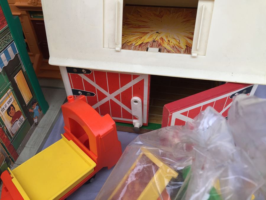 MEGA Vintage Fisher Price Play Sets Including McDonalds, Airport, Farm And Tons More [Photo 43]