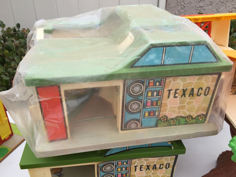 Huge Lot Of Various Playsets Including Playschool And Several Romper Room Weebles Haunted House Playsets [Photo 3]