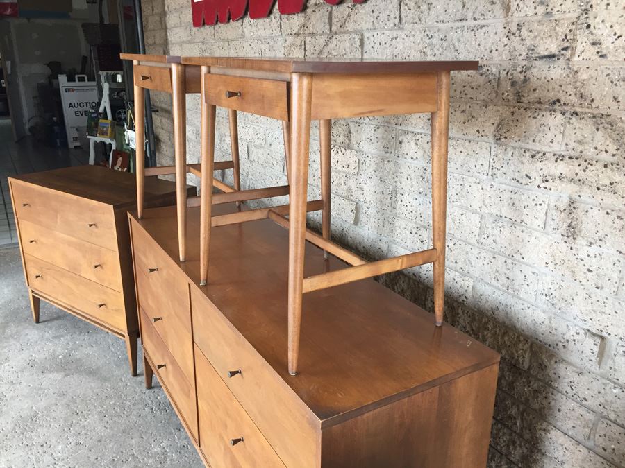 Planner Group Designed By Paul McCobb Mid-Century Modern Bedroom Set Chest Of Drawers And Nightstands [Photo 3]