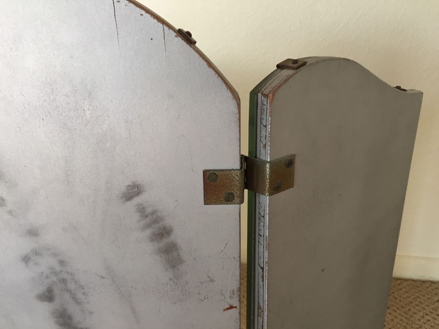 Vintage 3-Panel Vanity Mirror With Beveled Glass [Photo 7]