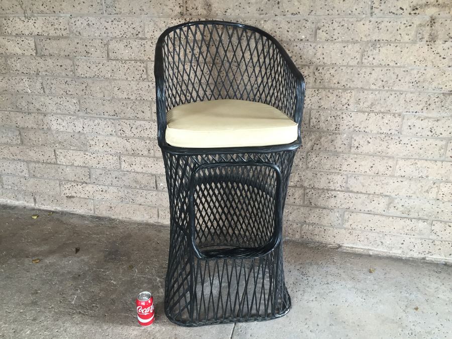 Modern Black Metal Bar Stool With Foot Rest And White Cushion [Photo 1]