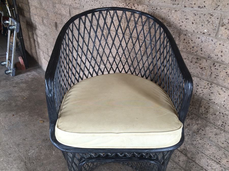 Modern Black Metal Bar Stool With Foot Rest And White Cushion [Photo 7]