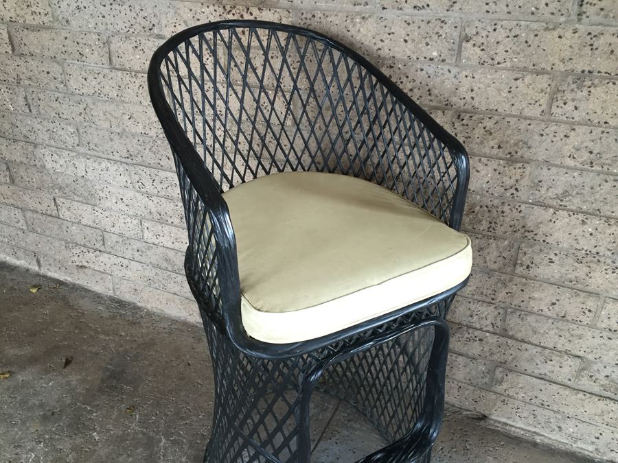 Modern Black Metal Bar Stool With Foot Rest And White Cushion [Photo 4]