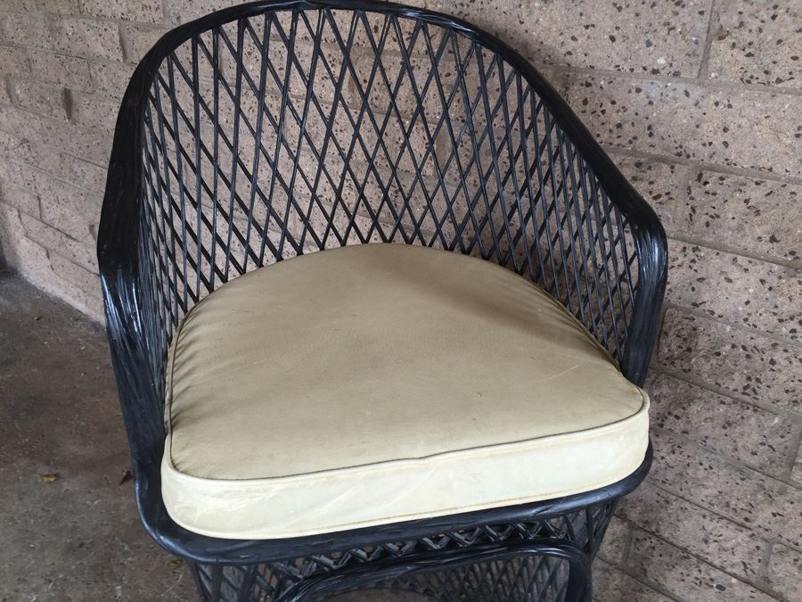 Modern Black Metal Bar Stool With Foot Rest And White Cushion [Photo 6]