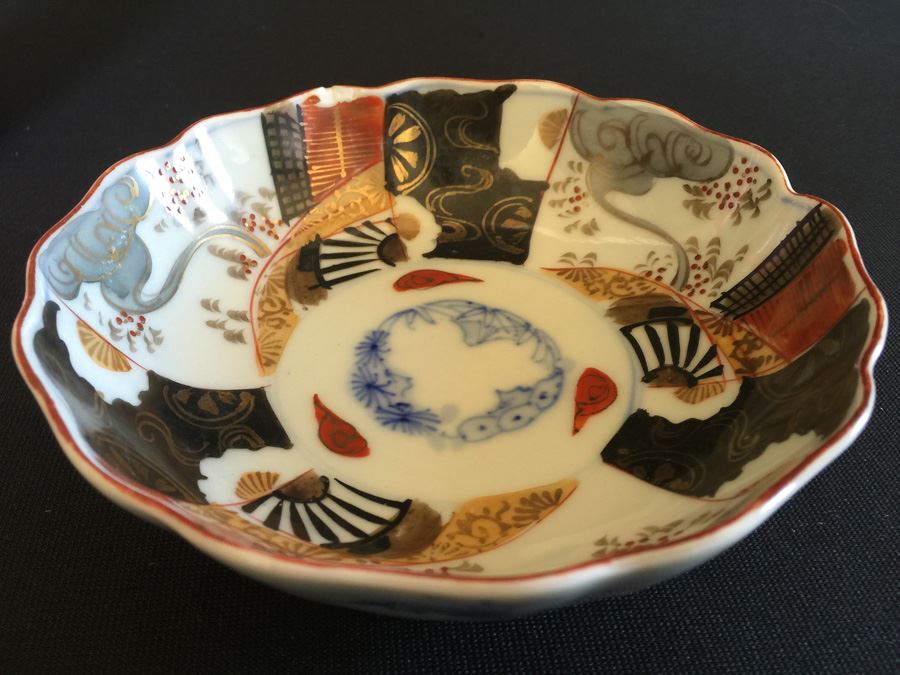 Japanese Imari Porcelain Footed Dish [Photo 1]