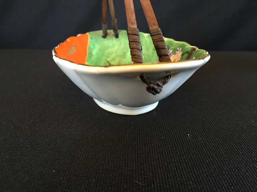 Japanese Imari Porcelain Dish With Bamboo Strap [Photo 8]