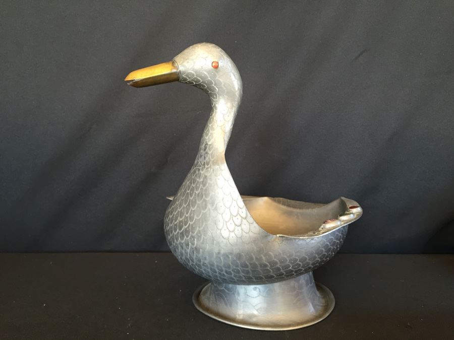 Exquisite Chinese Pewter Duck With Beautiful Gemstone Detail [Photo 22]