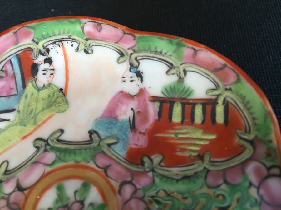 Chinese Footed Porcelain Dish [Photo 4]