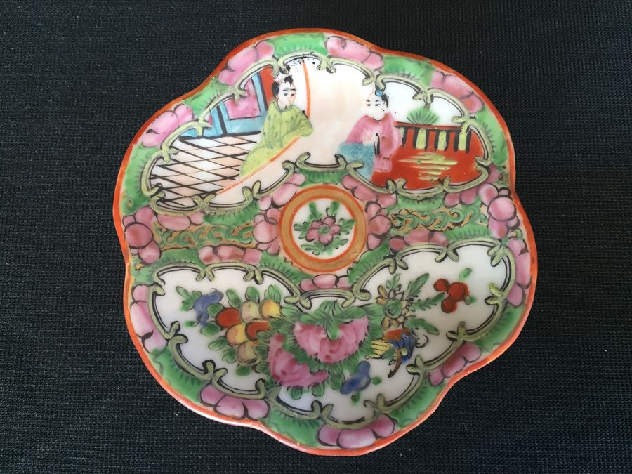 Chinese Footed Porcelain Dish [Photo 2]