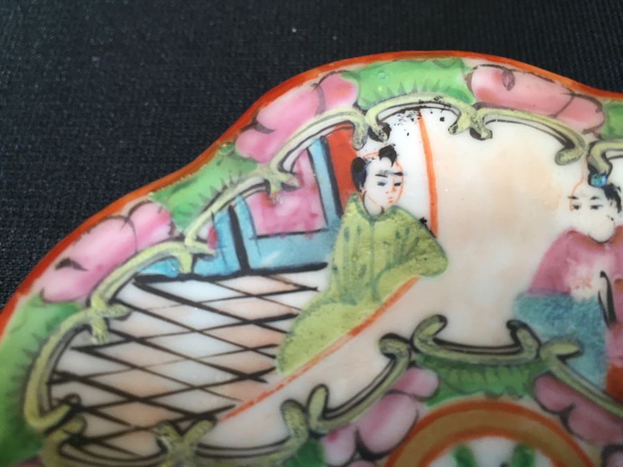 Chinese Footed Porcelain Dish [Photo 3]