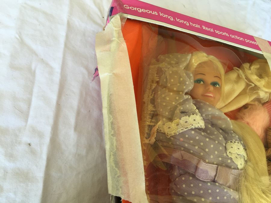 Lovely Lindsey 11 1/2' Doll 60 Piece Action Doll Play Set Sears New In Damaged Box [Photo 4]