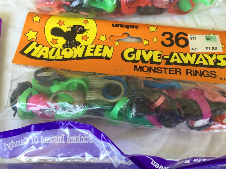 Vintage Halloween Lot With Vintage Halloween Stickers, Rings And Decorations [Photo 11]