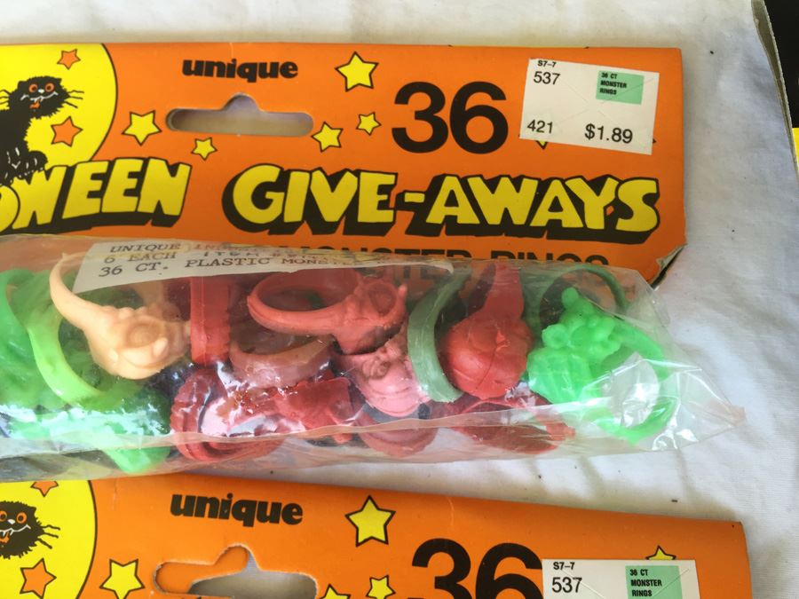 Vintage Halloween Lot With Vintage Halloween Stickers, Rings And Decorations [Photo 10]