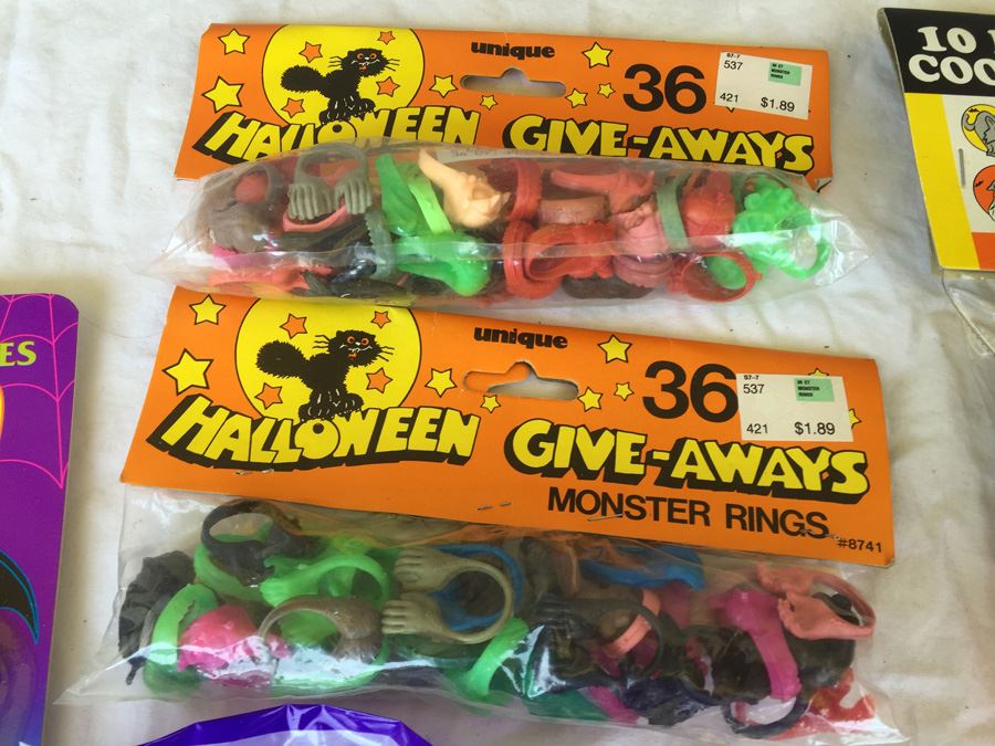 Vintage Halloween Lot With Vintage Halloween Stickers, Rings And Decorations [Photo 8]