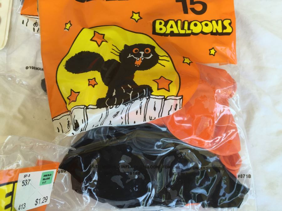 Vintage Halloween Lot With Vintage Halloween Stickers, Rings And Decorations [Photo 21]