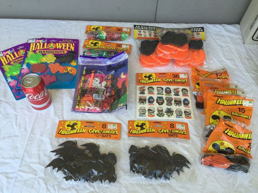 Vintage Halloween Lot With Vintage Halloween Stickers, Rings And Decorations [Photo 1]