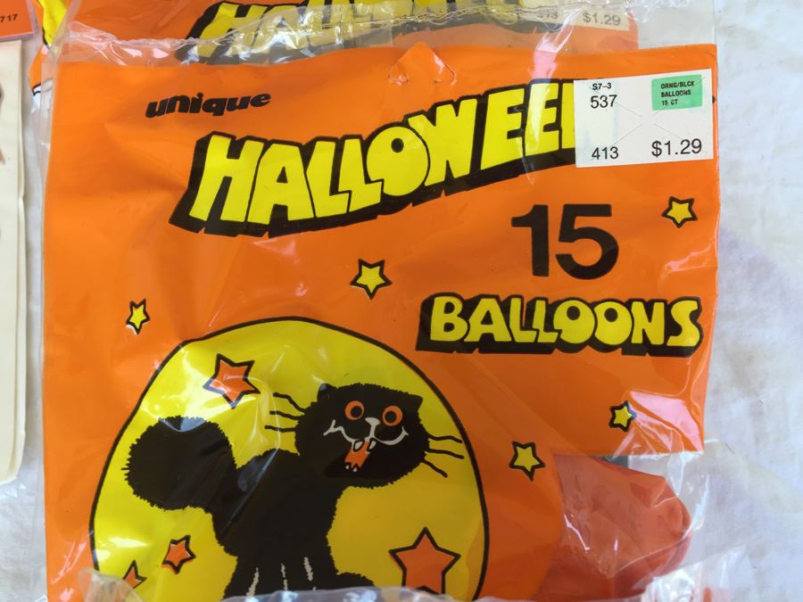 Vintage Halloween Lot With Vintage Halloween Stickers, Rings And Decorations [Photo 20]