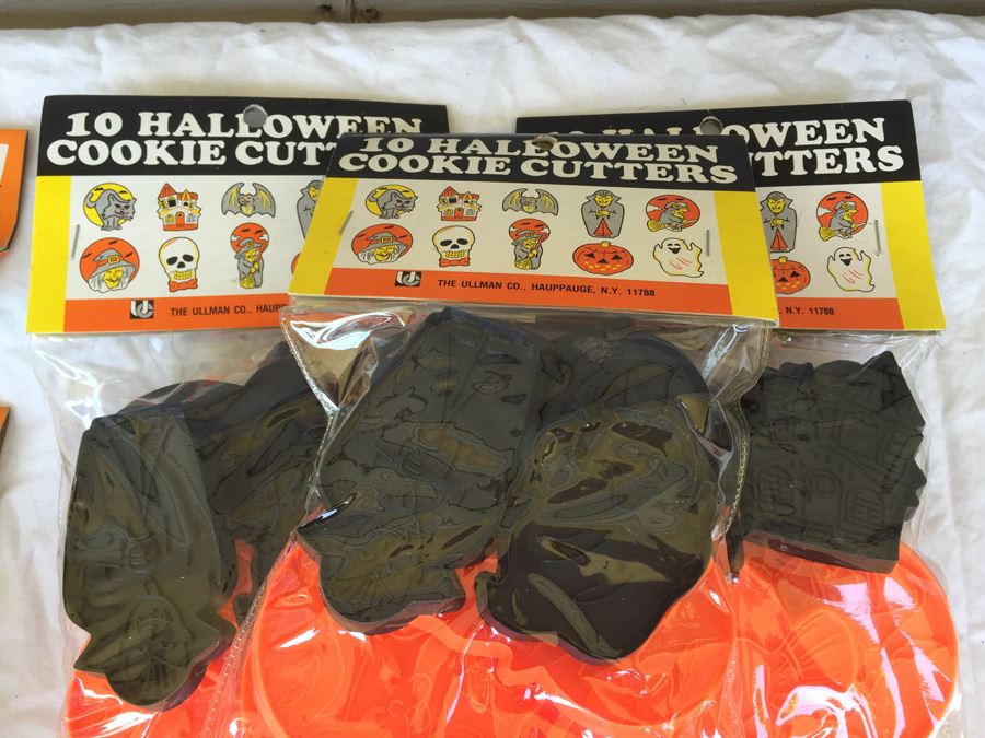 Vintage Halloween Lot With Vintage Halloween Stickers, Rings And Decorations [Photo 7]