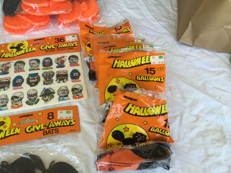 Vintage Halloween Lot With Vintage Halloween Stickers, Rings And Decorations [Photo 19]