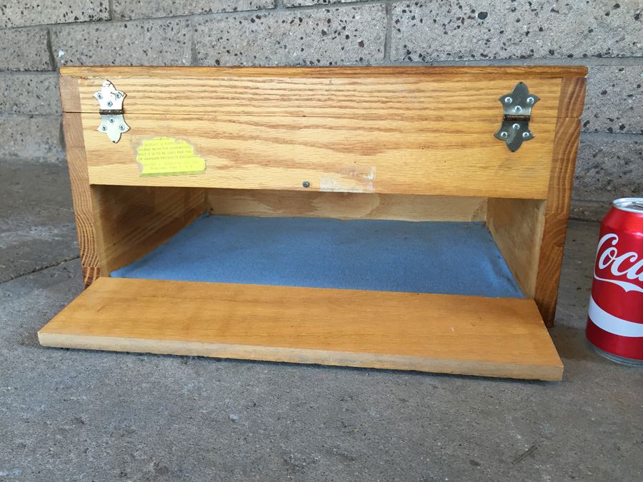 Vintage Table Top Slant-Top Display Case Marked Henry L. Hanson Co. Worcester, Mass. USA [Photo 10]