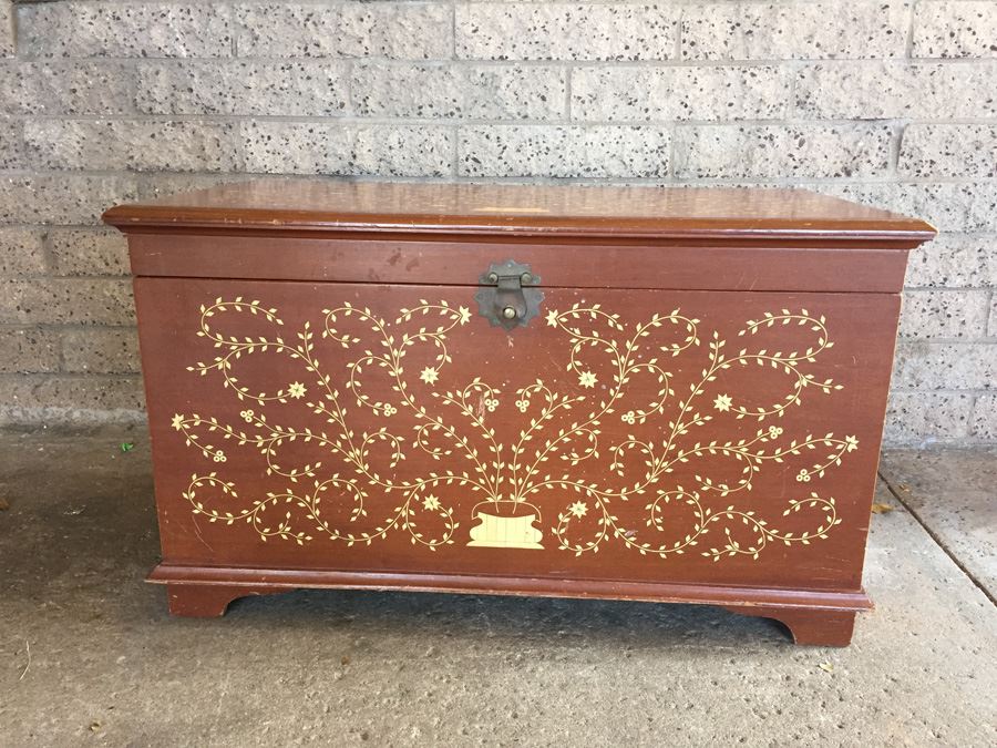 Beautiful Inlay Trunk [Photo 1]