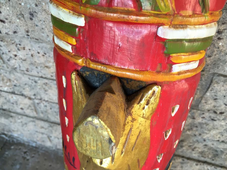 Colorful Carved Totem Pole Sculpture [Photo 7]