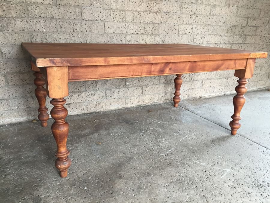 Wooden Coffee Table With Turned Legs [Photo 2]