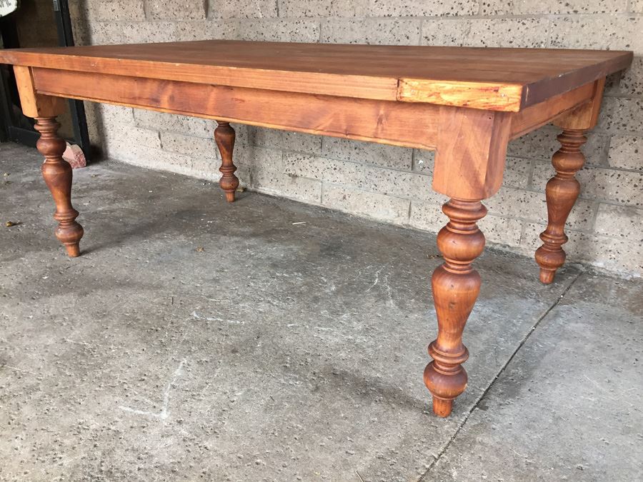 Wooden Coffee Table With Turned Legs [Photo 3]