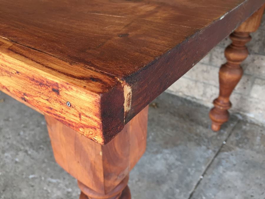 Wooden Coffee Table With Turned Legs [Photo 6]