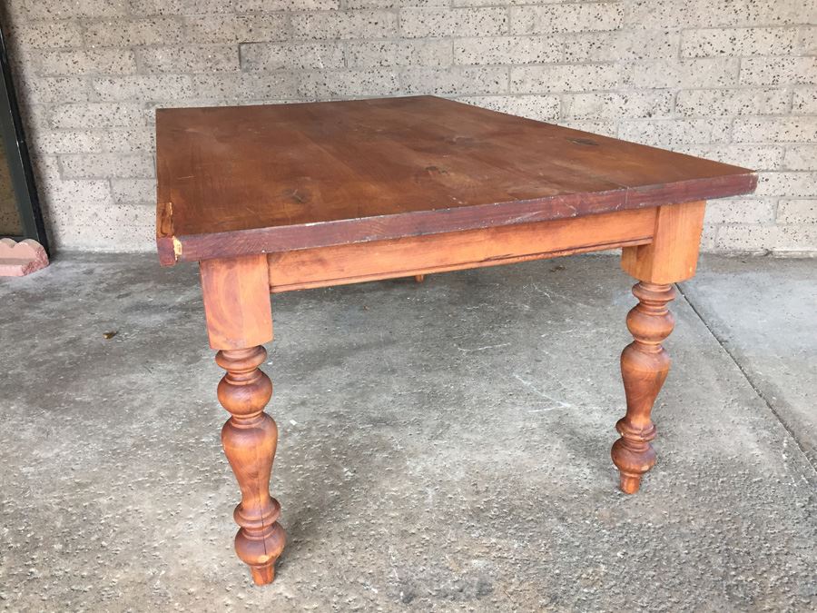 Wooden Coffee Table With Turned Legs [Photo 9]