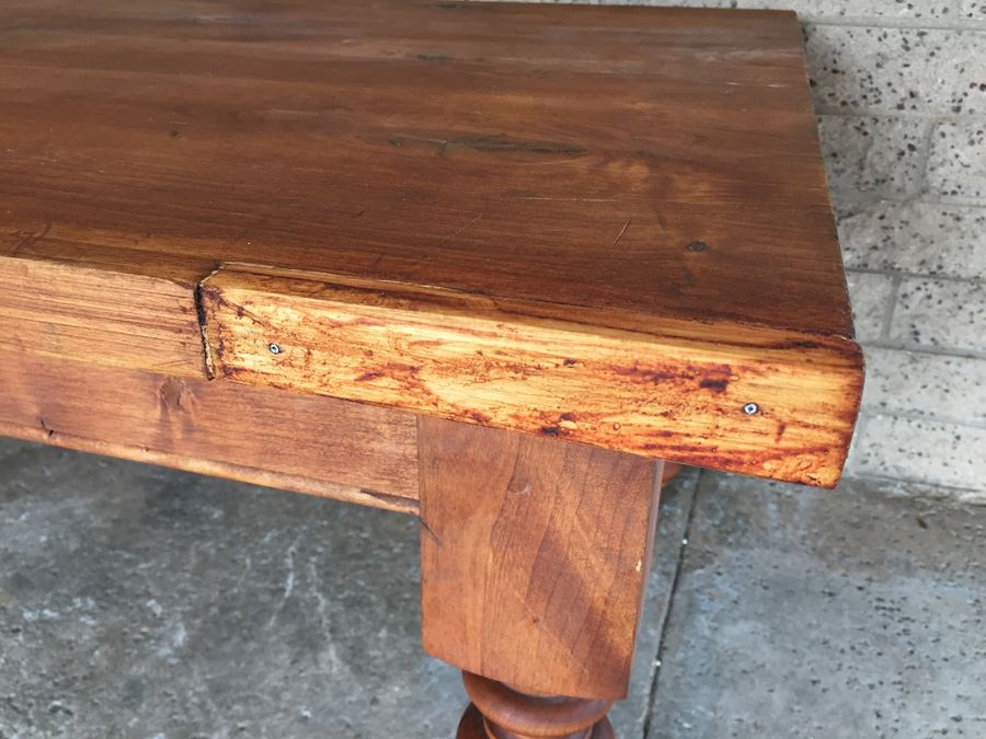 Wooden Coffee Table With Turned Legs [Photo 5]