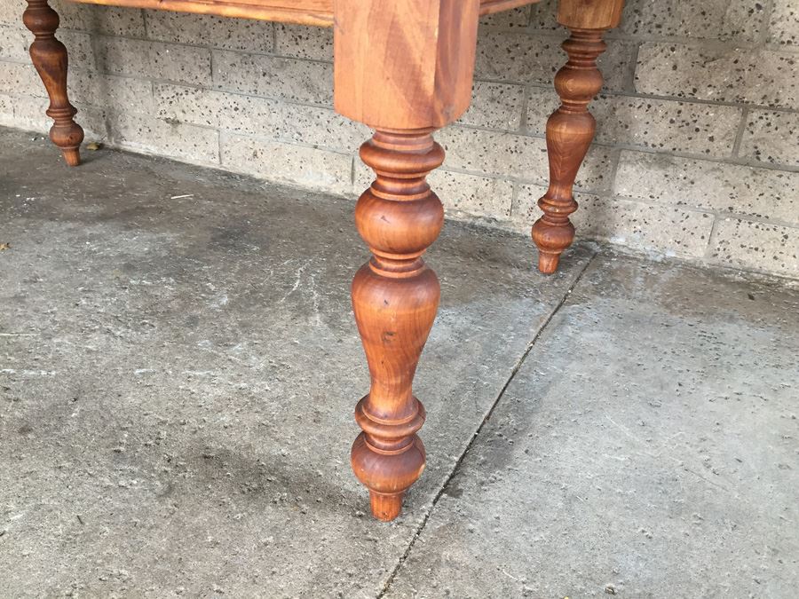Wooden Coffee Table With Turned Legs [Photo 7]