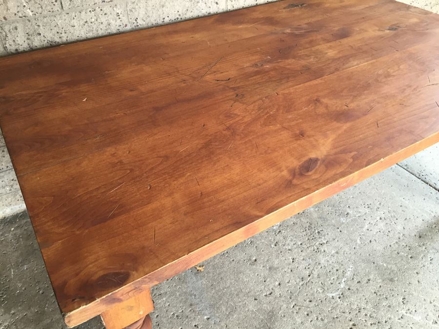 Wooden Coffee Table With Turned Legs [Photo 4]