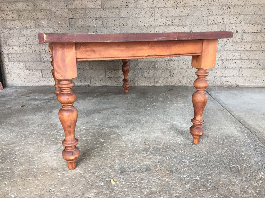 Wooden Coffee Table With Turned Legs [Photo 8]